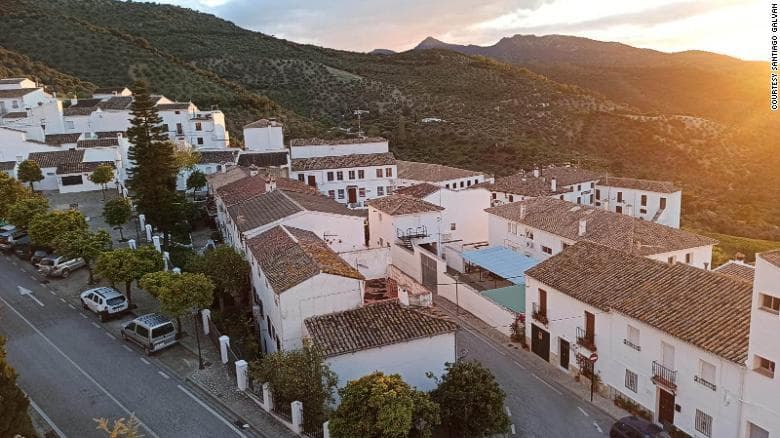 Ispaniyaning barcha turistlar chiqarib yuborilgan shaharchasida hech kim koronavirusga chalinmadi