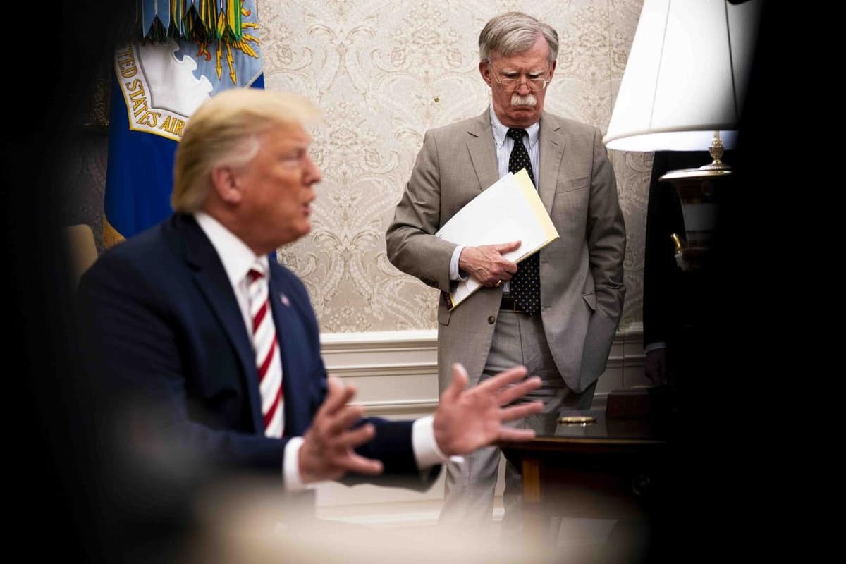 Tramp Bolton chop etgan kitobi uchun jiddiy javobgarlikka tortilishi kerak deb hisoblamoqda