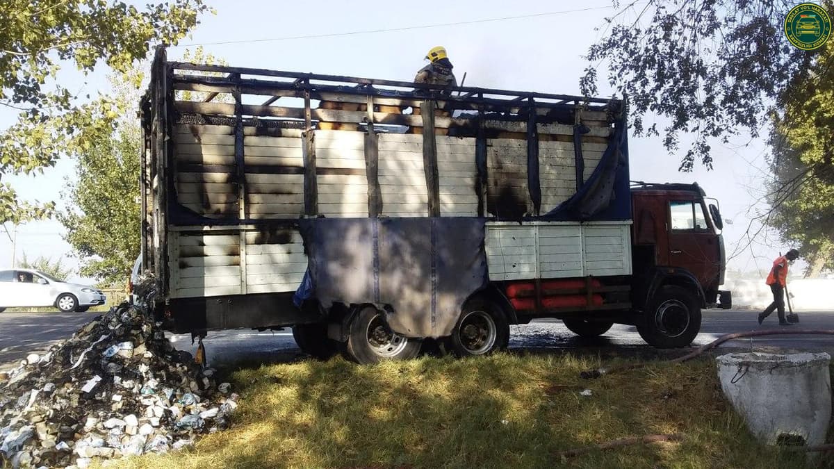 В Сырдарье сгорел грузовик с туалетной бумагой