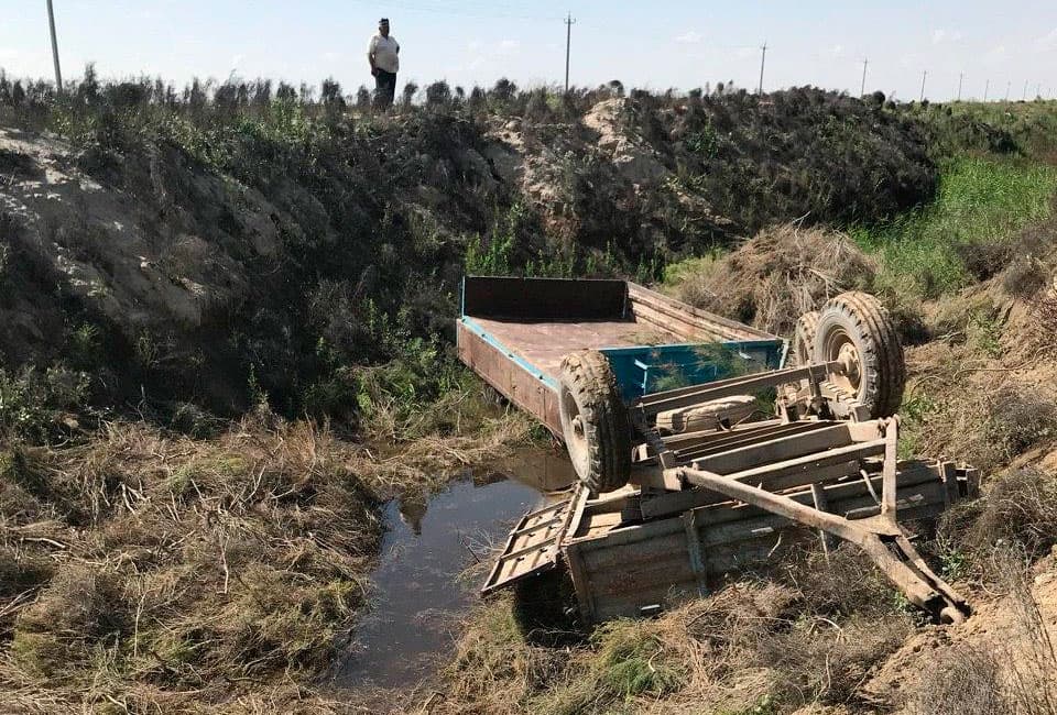 Buxoroda traktor tirkamasi zovurga ag‘darildi. Ikki kishi voqea joyida vafot etdi