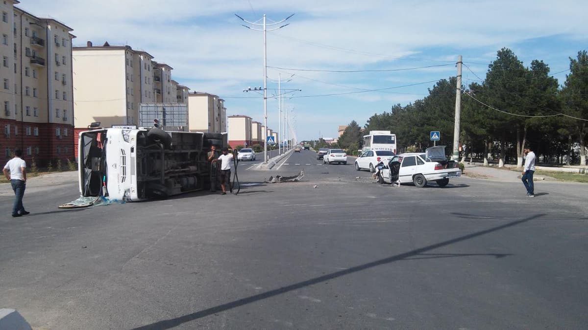 В Джизаке в результате ДТП перевернулся автобус