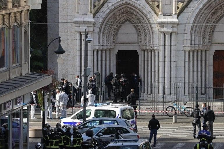 Nitssadagi cherkovda noma'lum shaxs uch kishini pichoqlab o‘ldirdi. Makron voqea joyiga yetib bordi
