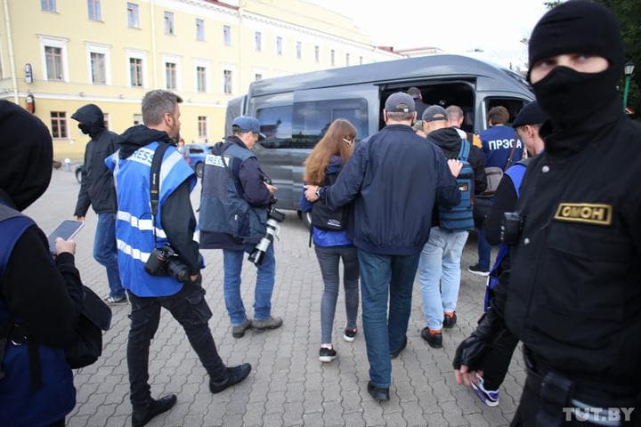 Власти Беларуси лишают аккредитации журналистов иностранных СМИ