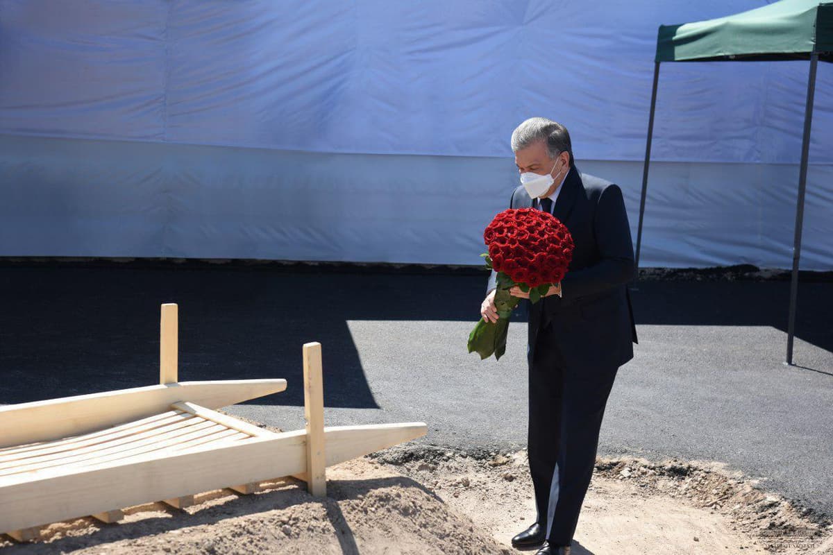 «U kishiga juda ishonardim, Qoraqalpog‘istondan ko‘nglim to‘q edi». Shavkat Mirziyoyev Musa Yerniyazov qabrini ziyorat qildi