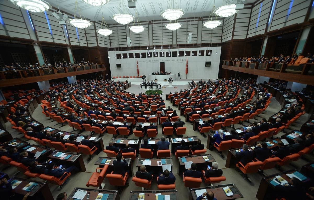 Turkiya parlamenti Ozarboyjonga harbiylarni yuborishni ma'qulladi
