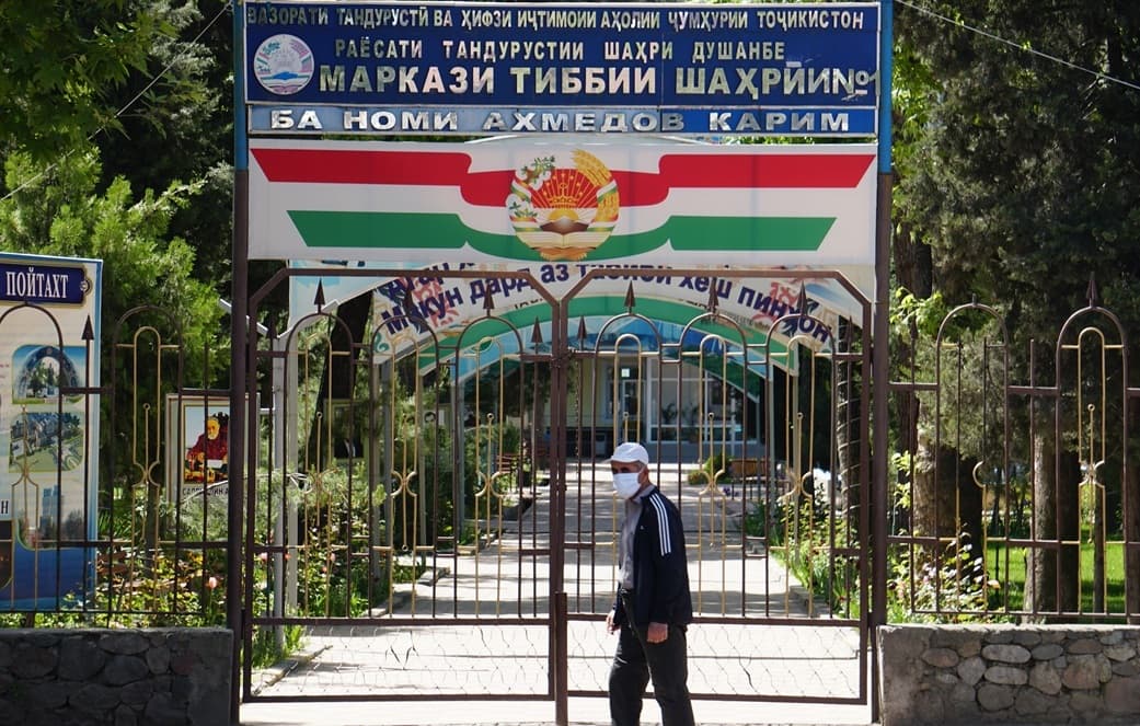 В Таджикистане 136 врачей госпитализированы в больницы с пневмонией