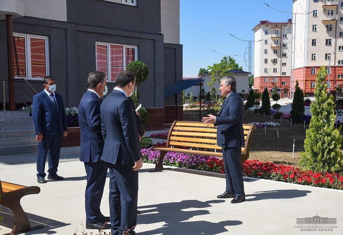 Prezident Andijon shahrida qurilgan yangi ko‘p qavatli uylarni borib ko‘rdi