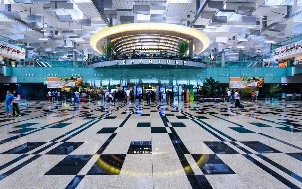 Uzun navbatlar va 200 yevrolik testlar: Yevropadagi xalqaro aeroportlar karantindan so‘ng qanday ishlaydi?