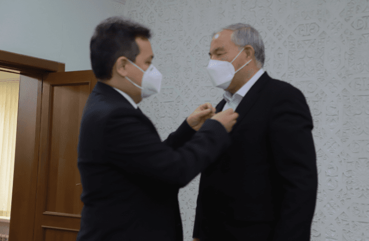Xorazm viloyati hokimi «Ta'lim homiysi» ko‘krak nishoni bilan taqdirlandi