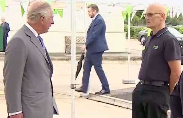 Sotuvchi shahzoda Charlz bilan suhbatlashib turib hushidan ketdi (video)