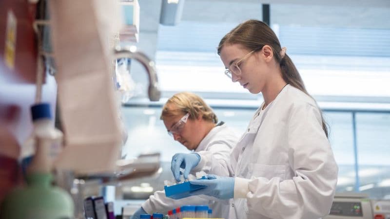 Koronavirus: britan vaksinasi samaradorligi 70 foizga baholandi, uning boshqa vaksinalarga qaraganda afzalliklari bor
