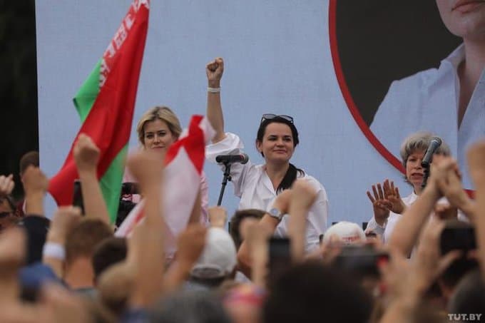 Belarusdagi saylov: Minskda Lukashenkoning raqiblari birlashdi, mitingiga minglab kishilar yig‘ildi