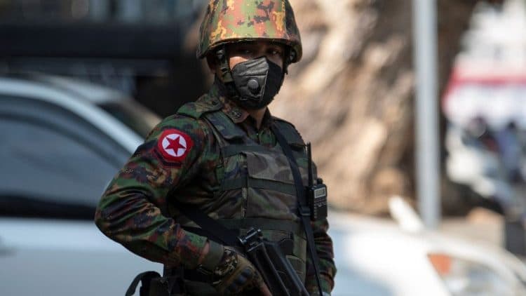 Myanmada harbiylar xalqaro aviaaloqani to‘xtatishdi