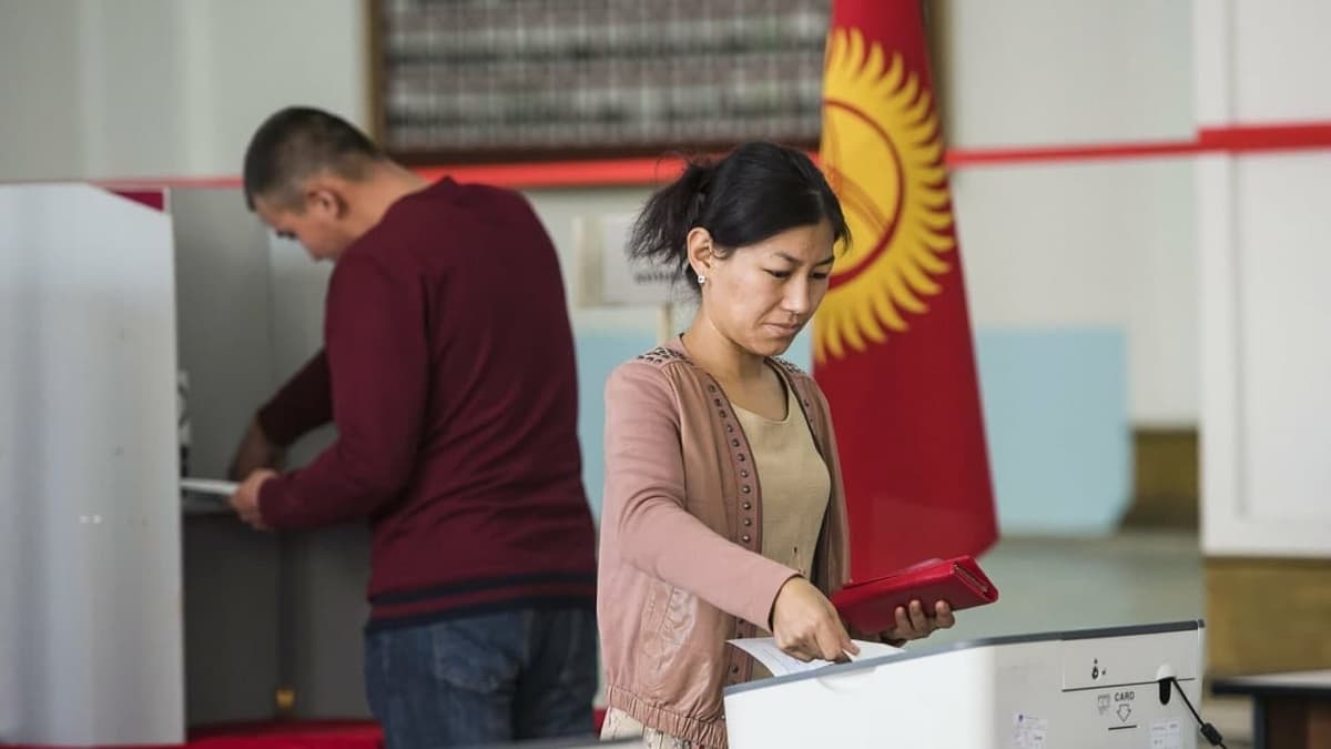 В Кыргызстане завершилось голосование на выборах президента и референдуме по форме правления