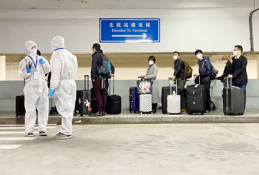 Shanhay aeroportidagi odamlar koronavirusga tekshirilmaguncha tashqariga chiqarilmayapti