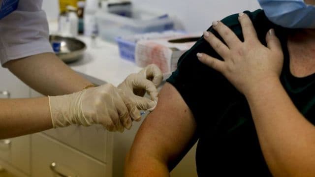 Britaniyada bir haftada 138 mingga yaqin kishi koronavirusga qarshi emlandi