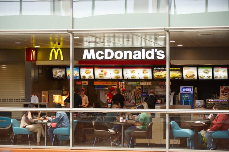 McDonald’s karantindan keyin ishlashga moslashtirilgan restoranini namoyish etdi