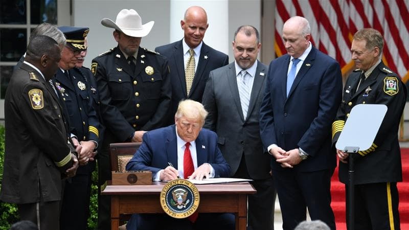 Трамп запретил полиции применять удушающие приемы при задержании подозреваемых