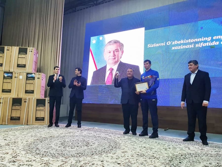 Navoiy viloyati hokimi olimpiadaga yo‘llanma olgan sportchiga 2 xonali uy sovg‘a qildi