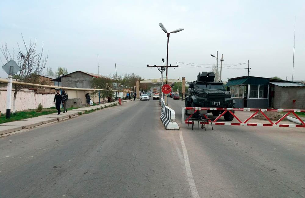 Toshkentda tashkil etilgan karantin postida haydovchi mashinasini inspektorning ustiga haydab, uni turtib yubordi