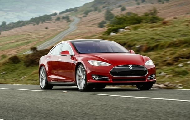 Tesla avtopiloti politsiyadan qochishga urindi