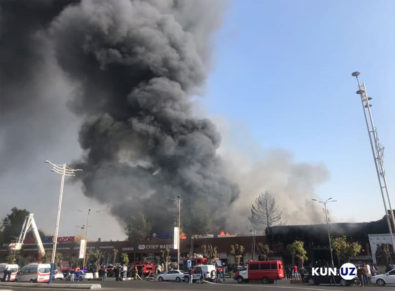 Крупный пожар произошел в торговом центре Учтепинского района