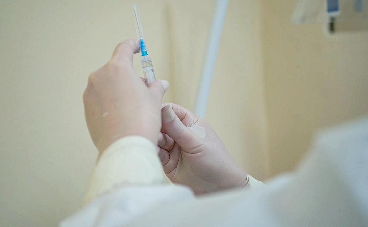 Первую партию российской вакцины от коронавируса выпустили в гражданский оборот