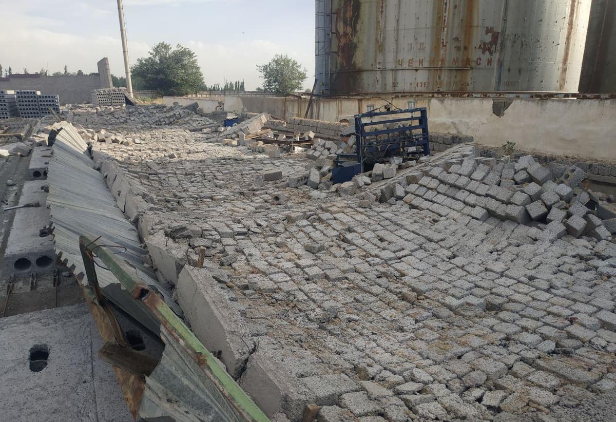 Qibraydagi temir-beton zavodining uch ishchisi devor ostida qolib halok bo‘ldi
