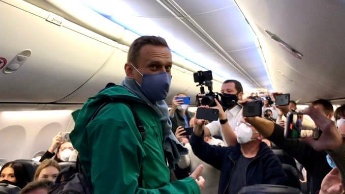 Navalniy Rossiyaga qaytdi. Uning samolyoti yo‘nalishni o‘zgartirib, boshqa aeroportga qo‘ndi