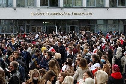 Lukashenko namoyishlarda qatnashgan talabalarga o‘qishdan chetlatish bilan tahdid qildi