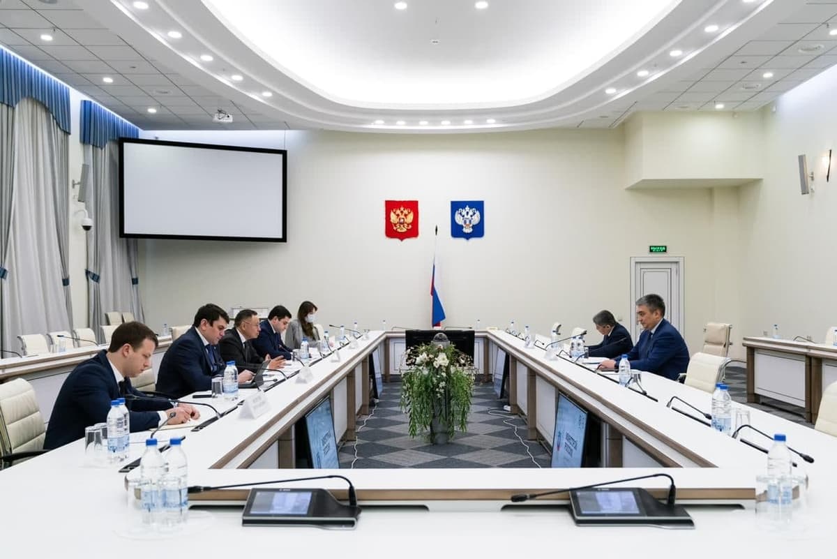 Глава Минстроя РФ и посол Узбекистана обсудили вопросы трудоустройства мигрантов