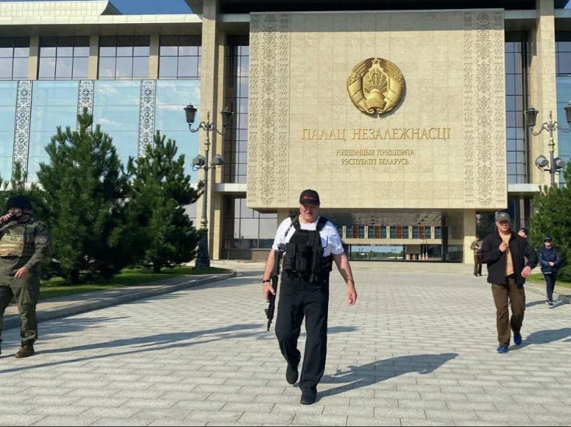 Lukashenko yana qo‘lida avtomat bilan paydo bo‘ldi
