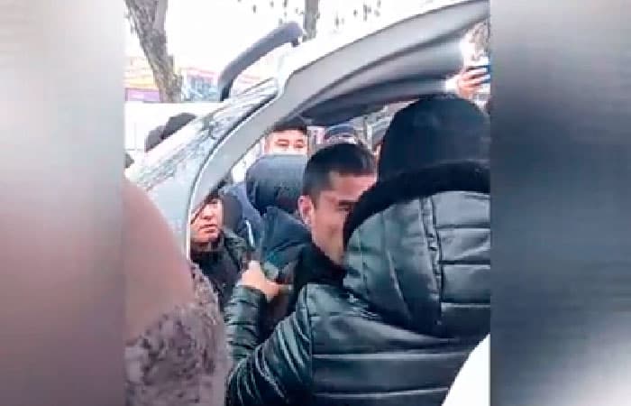 Andijonda haydovchilarni videoga tushirishda gumonlangan shaxs «samosud» qilindi. U aslida bozordagi narxlarni suratga olgani ma'lum bo‘ldi