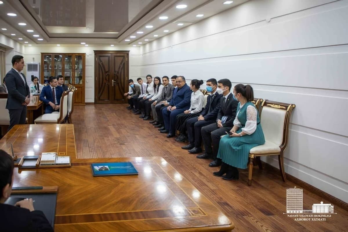 Foto: Navoiy viloyati hokimi o‘z o‘rnini yoshlarga «bo‘shatib berdi»