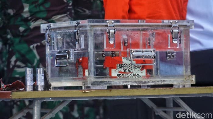 Indoneziyada halokatga uchragan Boeing’ning qora qutisi dengiz tubidan chiqarildi