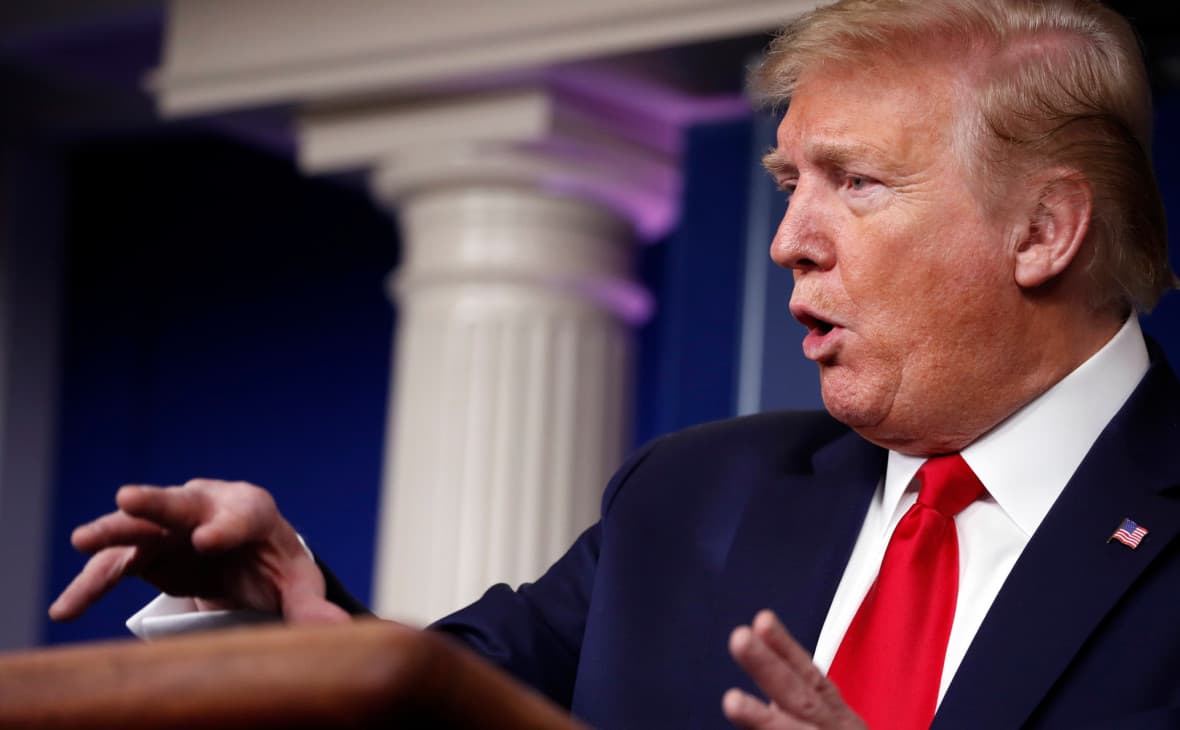 Трамп АҚШга иммиграцияни вақтинча тўхтатиш ҳақидаги фармонни имзолади
