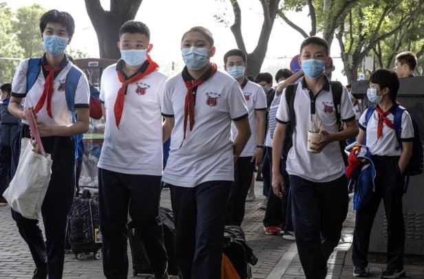 Tadqiqot: maktablar qayta ochilsa, o‘quvchilar asosiy virus tarqatuvchi bo‘lmasligi mumkin