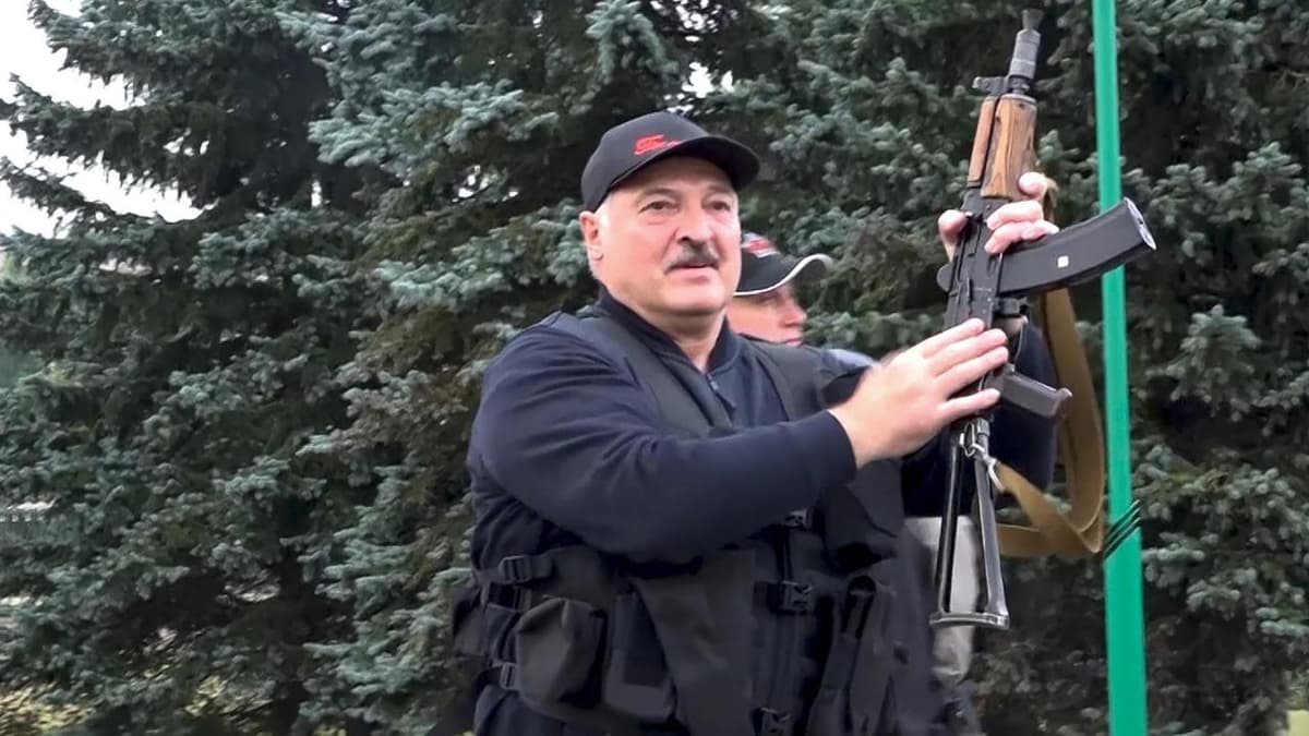 Lukashenko qo‘lida avtomat ko‘tarib yurganining sababini tushuntirdi