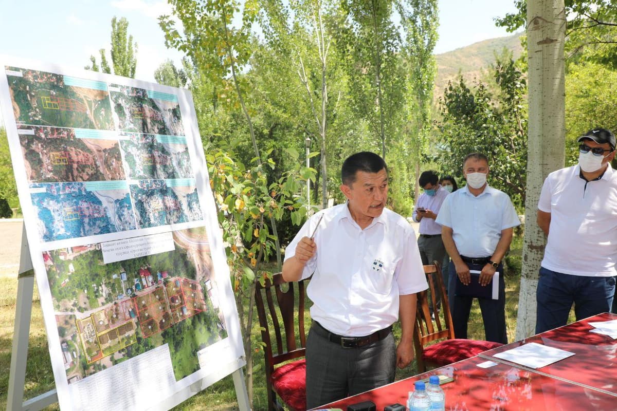«24 uyning hamma hujjatlarini mahalla raisi qalbakilashtirgan» – Oliy sud raisi o‘rinbosari Bo‘stonliqda buzilishi kutilayotgan dala-hovlilar masalasiga to‘xtaldi