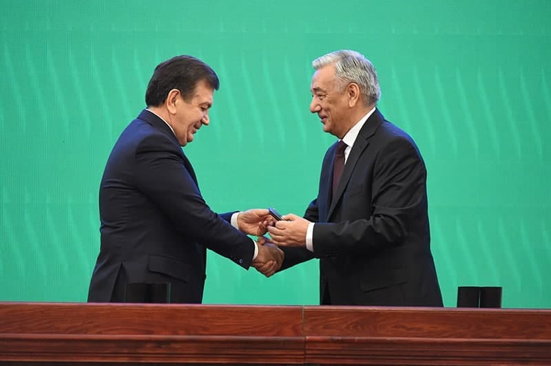 Markaziy saylov komissiyasining 16 yillik raisi vakolatini topshirmoqda