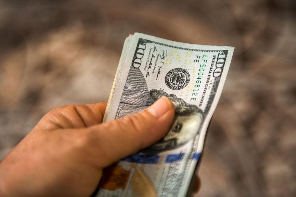 «Не больше 200 долларов!» – в ряде банков установлены ограничения на продажу иностранной валюты