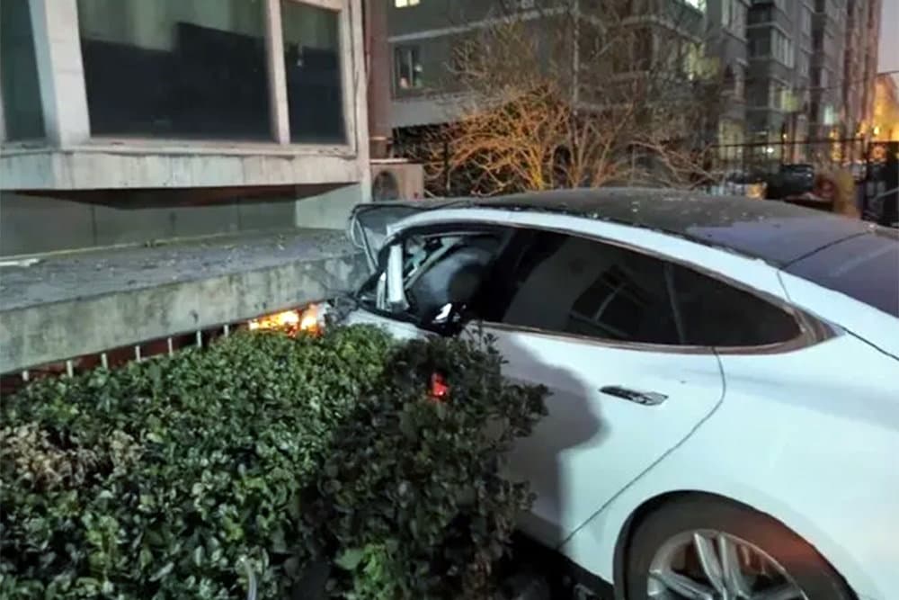 Tesla mashinasining o‘z-o‘zicha tezlashib ketishi bilan bog‘liq navbatdagi yo‘l-transport hodisasi yuz berdi
