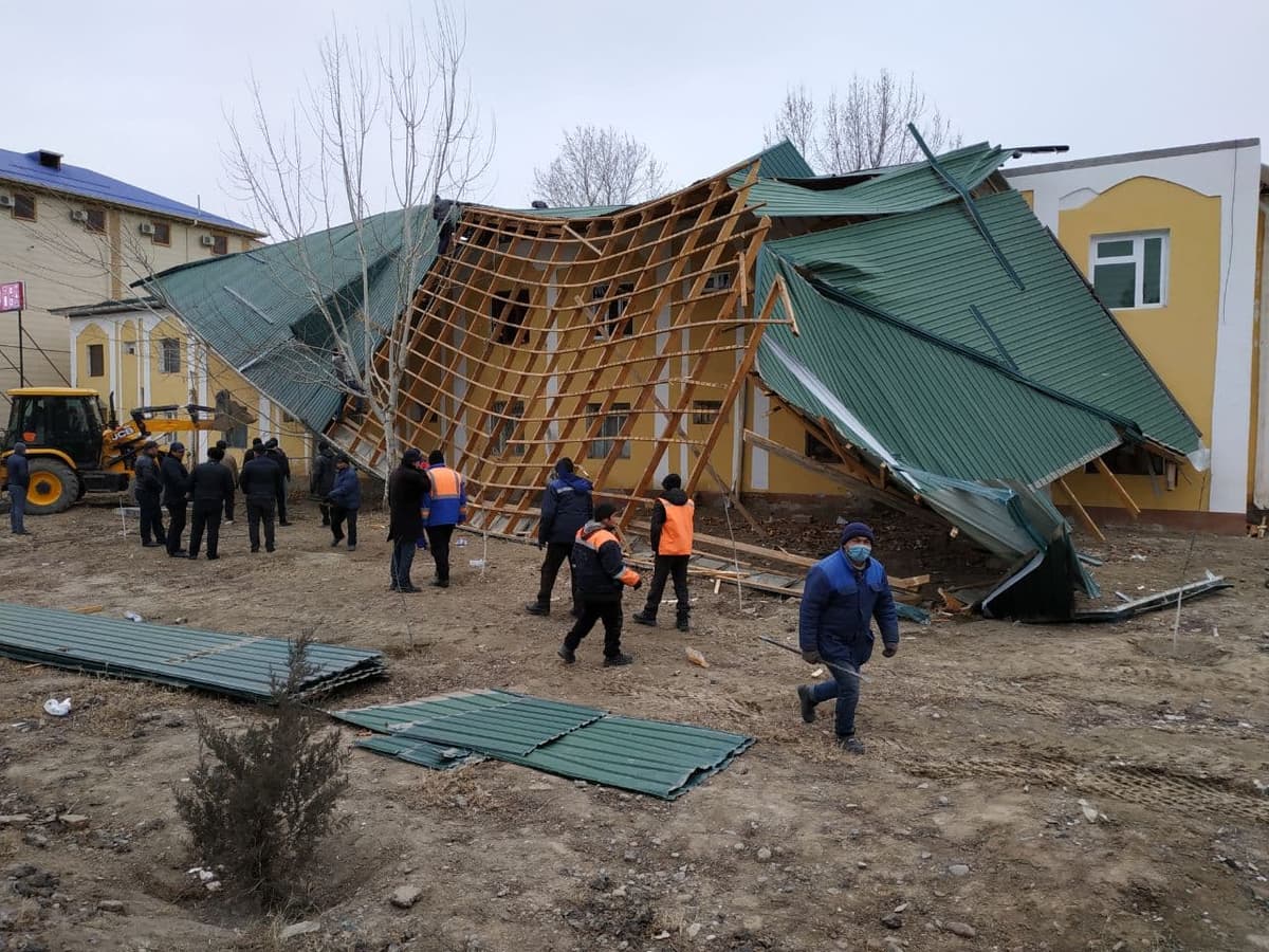Mingbuloqda ikkita binoning tomi shamolda uchib tushdi. Bu tomlar oxirgi 2 yil ichida yopilgandi