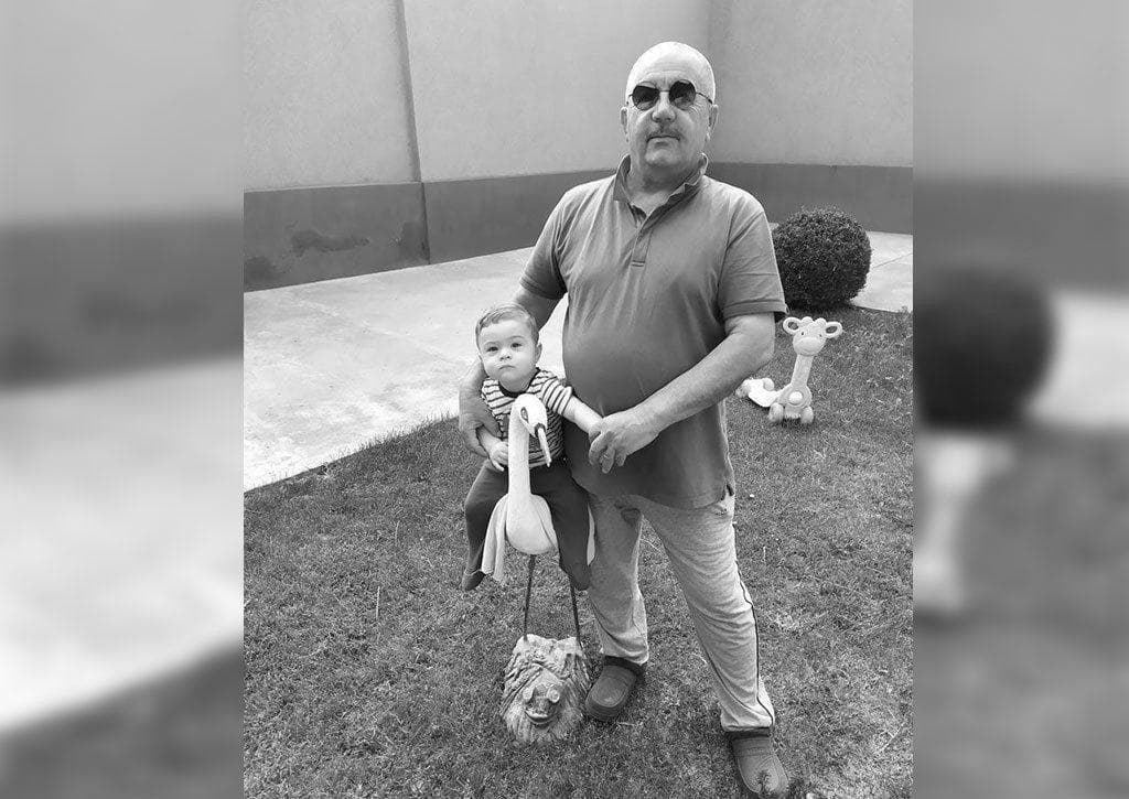 «Не доверяйте статистике, перестаньте надеяться на помощь государства»: режиссер сообщил о смерти своего отца от коронавируса