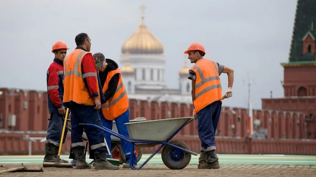 Число трудовых мигрантов в Москве сократилось на 40%