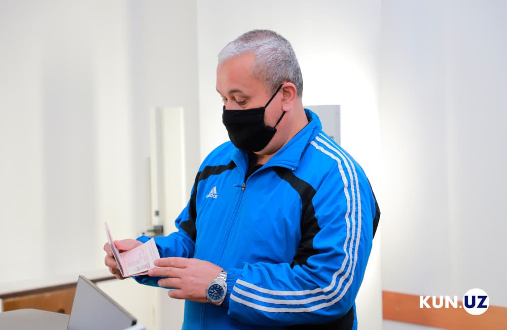 Bobomurod Abdullayevga xorijga chiqish pasporti topshirildi