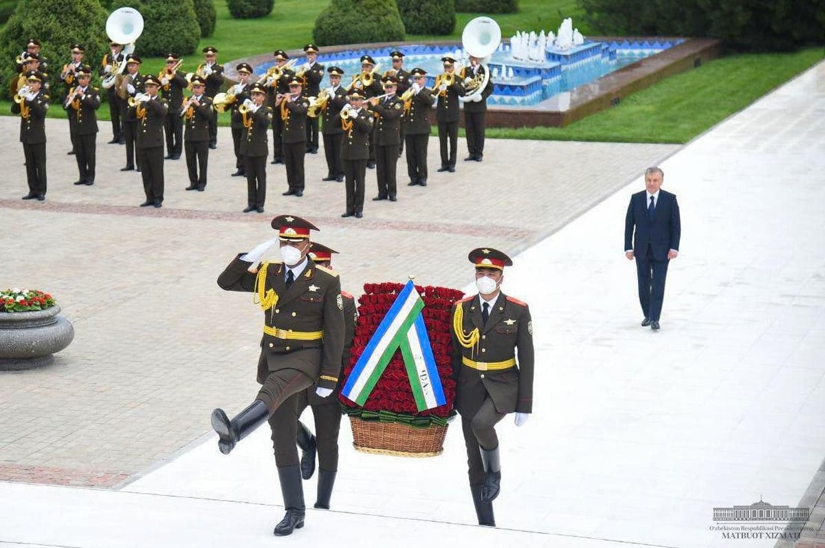 Prezident Mustaqillik va ezgulik monumenti poyiga gulchambar qo‘ydi