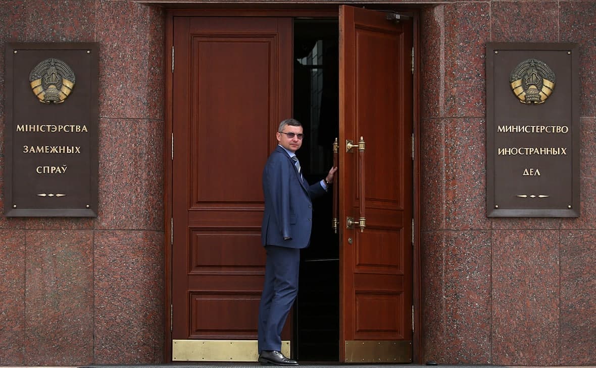 Minsk britaniyalik ikki diplomatni Belarusdan chiqarib yubordi
