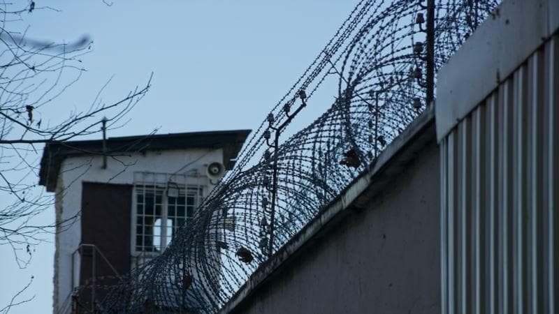 Правозащитник заявил о смерти заключенного после пыток в Навои. В МВД сообщили, что мужчина упал