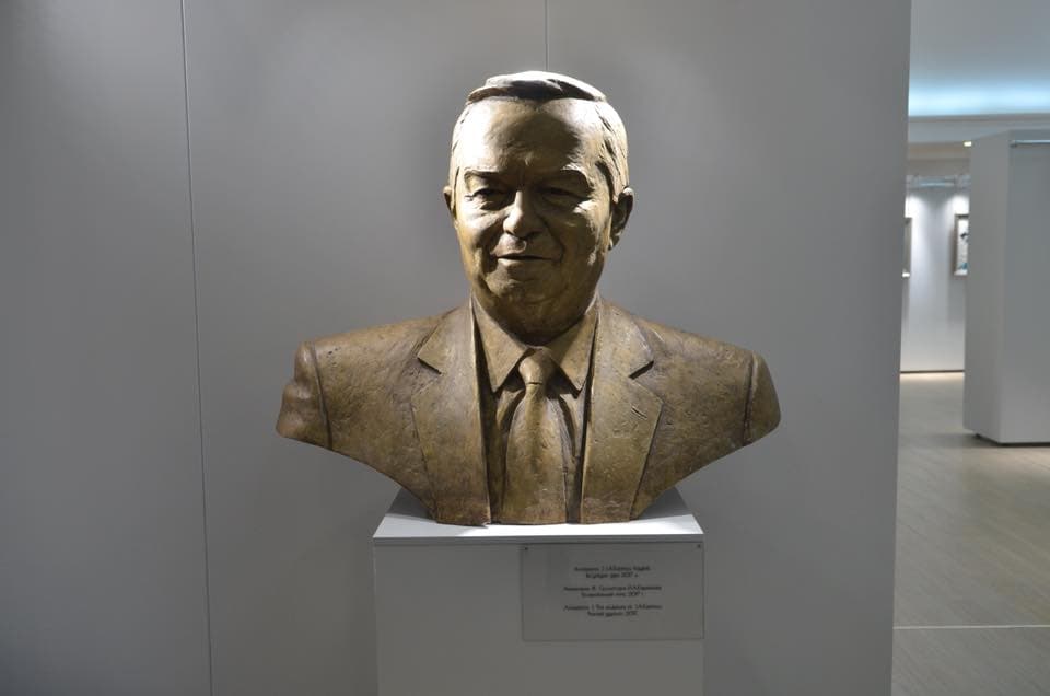 Qashqadaryoda Islom Karimov byustlari uchun o‘qituvchilardan pul yig‘ilgani haqida xabar tarqaldi. XTB izoh berdi